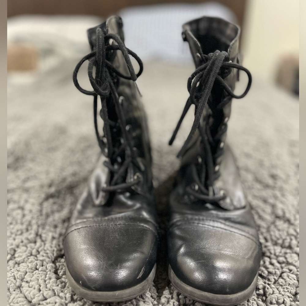 Black boots - Picture 2 of 2